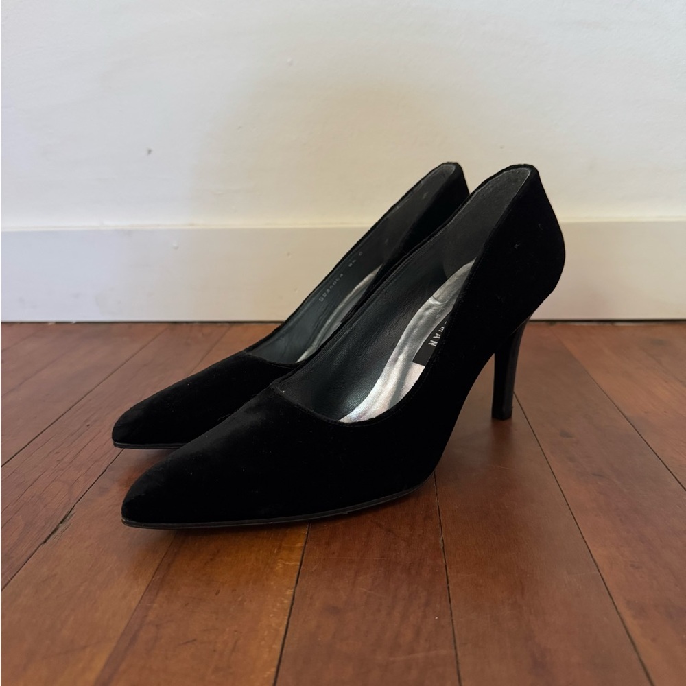 Classic Stuart Weitzman Black Velvet Pointed Toe Pumps Size 8.5 EUC